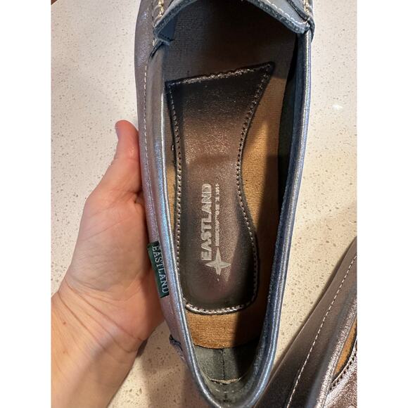Eastland Patricia Silver Leather Driving Shoe Loafer Moccasin Women's Size 9.5 - Picture 4 of 7